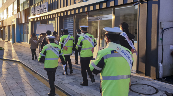 8일 서산시청 앞 솔빛공원부터 서산공용버스터미널까지 열린 불법주정차 근절 가두 캠페인 모습