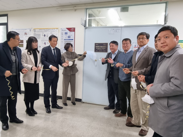 생명시스템과학과 이진아 교수, ‘실험실 기술’로 창업기업 설립 현판식 모습
