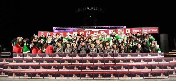 100명의 초록우산 산타, 보호 대상 아동을 위한 선물박스 단체사진