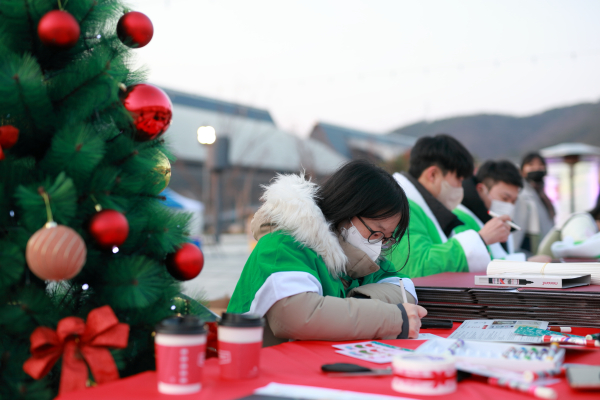 초록우산 산타가 보호 대상 아동을 위해 성탄 카드를 작성하고 있다