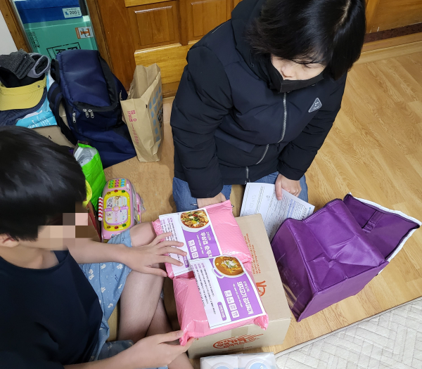 주말 급식 꾸러미를 전달하고 있다.