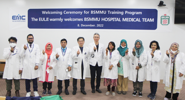 대전을지대학교병원 김하용 원장(왼쪽 다섯 번째)과 신종호 기획실장(왼쪽 여섯 번째)이 방글라데시 의사 9명과 단체사진촬영 모습