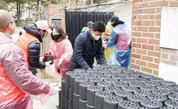 대덕한우리 봉사단, 신탄진동 어려운 이웃에 연탄 4000장과 꾸러미 전달 모습