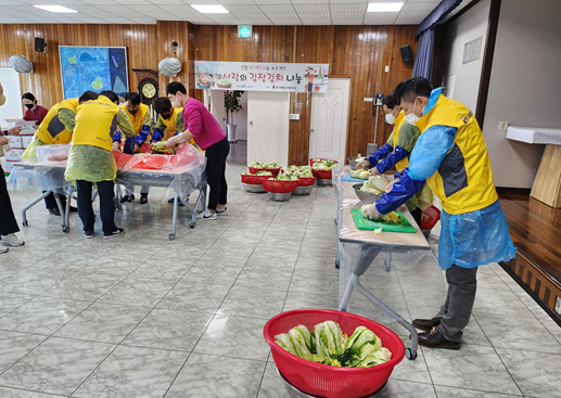 영남본부 봉사단이 8일 부산시 중구종합사회복지관에서 ‘사랑의 김장나눔 행사’를 시행하고 있다.