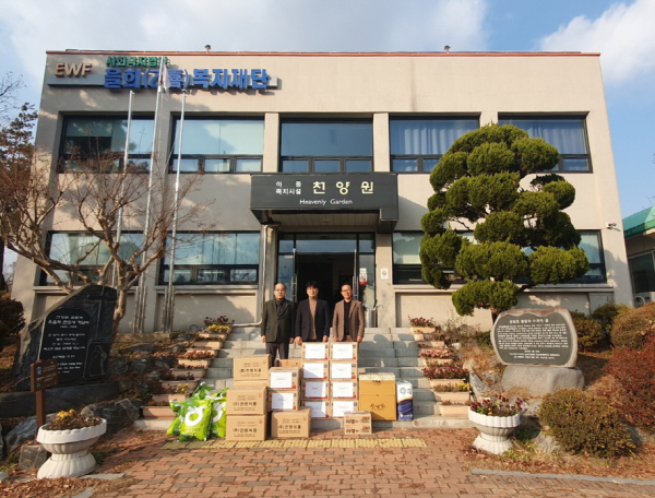 한밭대학교 임윤택 교학부총장(왼쪽)과 길민호 교수(오른쪽)가 천양원(원장 이재훈, 가운데)을 방문해 후원물품을 전달했다.