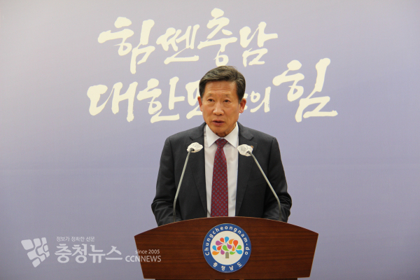 김덕호 충남도체육회장 선거후보는 8일 오후 도청 프레스센터에서 김영범 후보의 기자회견에 대한 답문 발표를 했다/사진 권상재 기자