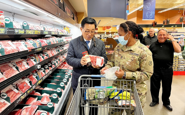 ‘미군부대 식품매장’ 방문 현장 사진 * 한국농수산식품유통공사 김춘진 사장(좌측)
