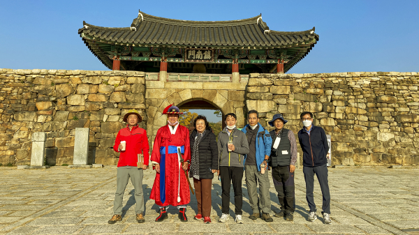 팸투어 사진(해미읍성 진남문, 수문장과 함께)