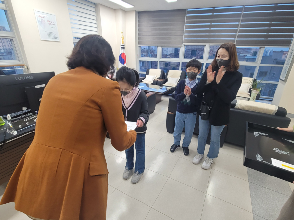 8일, 박미경 씨 가족이 `책 읽는 가족` 인증서를 받고 있다.