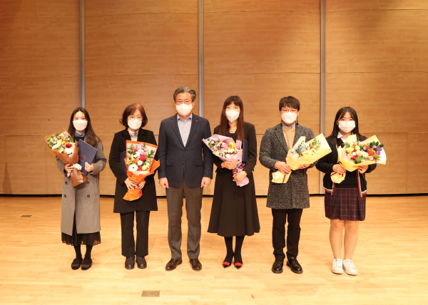 지난 9일 유성구청소년수련관에서 열린 2022년 유성구 청소년안전망 보고대회에서 정용래 유성구청장(왼쪽, 세 번째)이 유공자 표창 후 기념사진 촬영