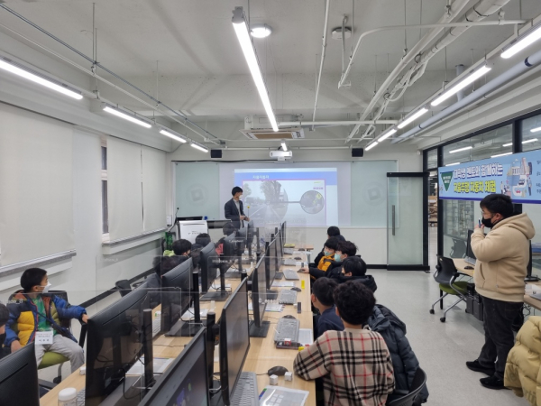 기계공학과 신부현 교수가 초등학생들에게 인공지능 및 자율주행을 주제로 강의 진행 모습
