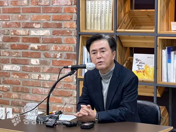 김태흠 충남지사는 12일 오전 사립유치원 유아교육비 중단 논란에 대해 도청 중회의실에서 열린 실·국·원장 회의와 프레스룸에서 출입기자 간담회를 개최했다/사진 권상재 기자