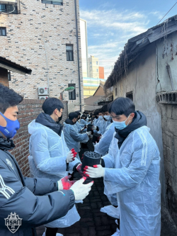 충남아산FC, 아산시축구협회와 함께 연탄 나눔 봉사활동