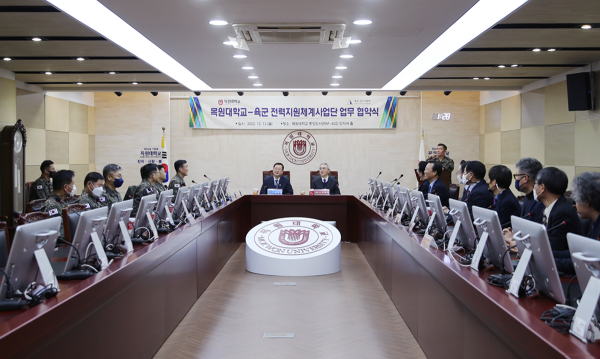 12일 오후 목원대 대학본부 4층 도익서홀에서 육군 군수사령부 전력지원체계사업단과 목원대 관계자 등이 업무협약을 체결한 뒤 기념촬영