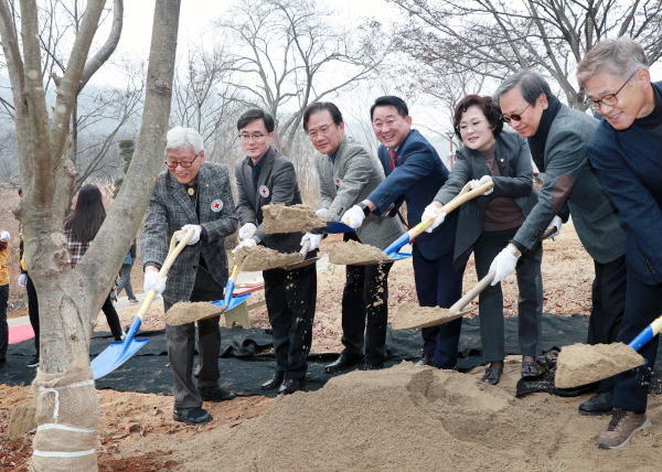 지난 10일 열린 노루벌적십자생태원 표지석 제막식 행사 장면