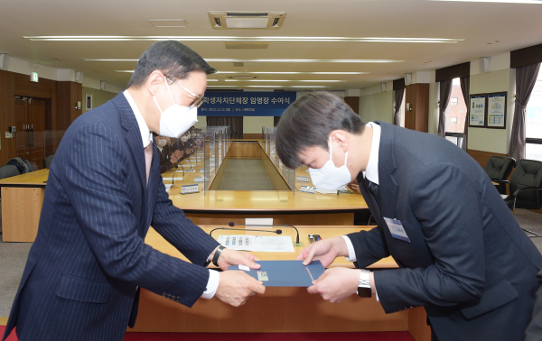 ‘제38대 학생자치단체장 임명장 수여식’에서 김승우 총장이 신임 총학생회 김호현 회장(IT금융경영학과, 18학번)에게 임명장을 수여하고 있다.* 사진 왼쪽 김승우 총장, 사진 오른쪽 김호현 신임 총학생회장