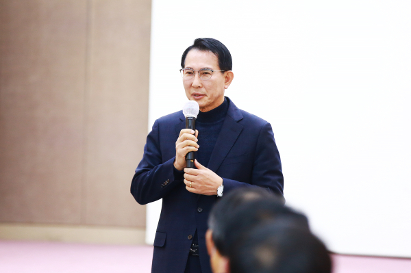 이완섭 서산시장이 지난 12일 시청 대회의실에서 열린 해미읍성 관련 특강에 앞서 해미읍성의 역사성을 강조하고 있다