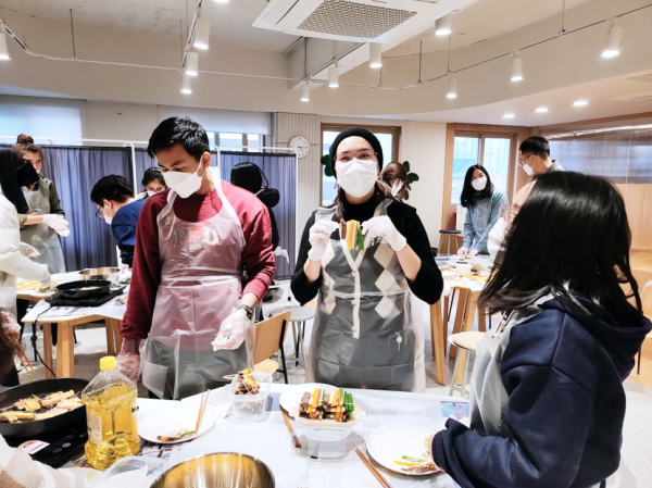 지난  9일 국가별 명절 행사 지원사업의 일환으로 한국 명절 행사인 설날을 외국인주민과 함께 보내는‘미리 우리 설날’프로그램을 진행