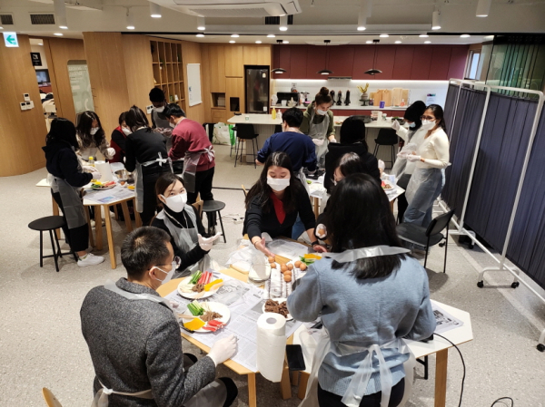 지난  9일 국가별 명절 행사 지원사업의 일환으로 한국 명절 행사인 설날을 외국인주민과 함께 보내는‘미리 우리 설날’프로그램을 진행했다.