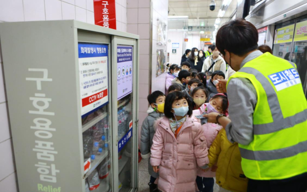 대전교통공사 안전체험열차 행사에 참여한 어린이들이 판암역 승강장에 비치된 구호용품함 사용 요령 설명을 듣고 있다.