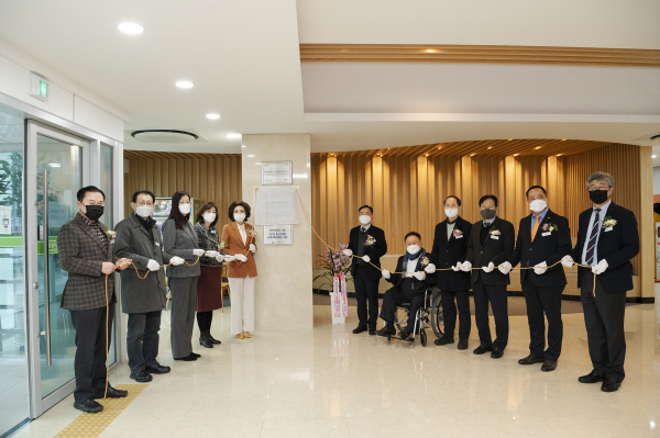 충남대, ‘라이프사이클 기반 시니어헬스 융합연구센터’ 개소식 개최 (현판식 모습)