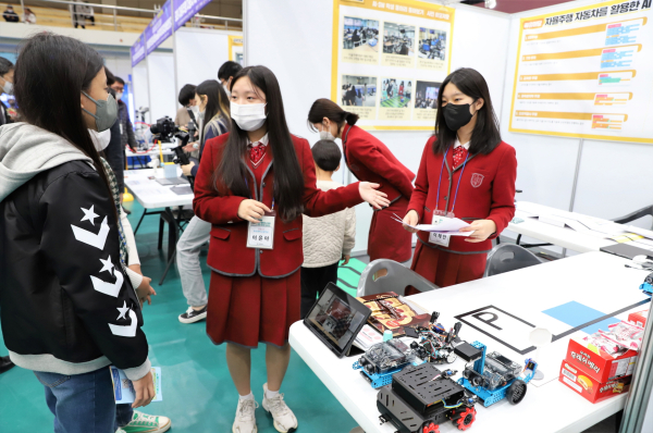 선문대가 주최한 2022 충남 온(ON)누리 AI SW 학생 동아리 한마당에서 복자여고 학생들이 관람객에거 성과물에 대해 설명하고 있다