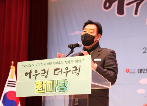 ‘2022년 어우렁더우렁 한마당’ 행사에서 인사말하는 가세로 군수