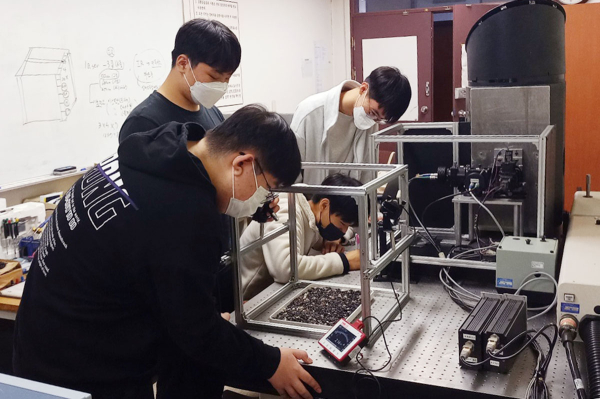 목원대 공과대학 전기전자공학과 박찬봉 교수 연구실에서 대전동산고 학생들이 다파장 레이저를 이용한 실험을 하고 있다.