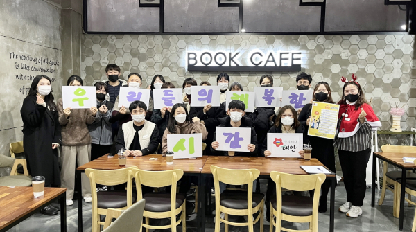 지난 14일 군청 본관 지하 북카페에서 진행된 ‘공직자 세대공감 토크’ 모습.