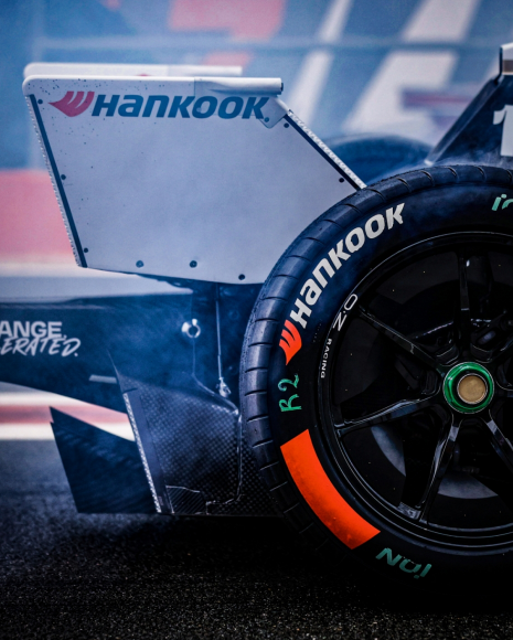 포뮬러 E 3세대 레이싱 머신에 장착되는 한국타이어 아이온