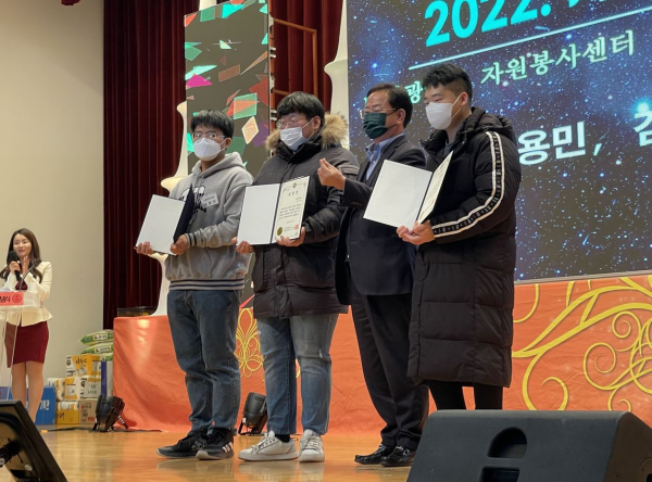 대전시자원봉사센터이사장상을 받은 기독교사회복지학과 학생들