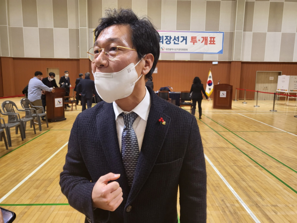 이승찬 대전시체육회장 후보가 당선 직후 주먹을 불끈 쥐고 있다.