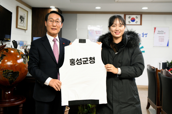 왼쪽부터 이용록 홍성군수, 이은아 국가대표 선수