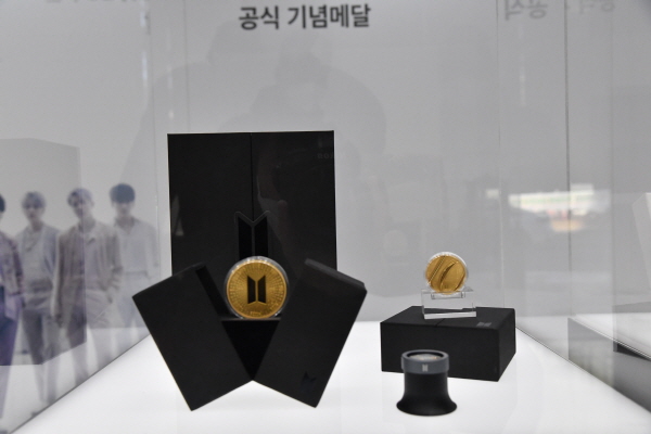 16일 오롯디윰관(서울시 마포구 소재)에서 '방탄소년단 데뷔 10주년 공식 기념메달'을 출시했다.