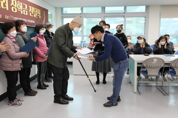 대전시립중고등학교 총학생회는 바자회 수익금 전액을 일과 학업을 병행하는 교내 학생들과 생활 형편이 어려운 이웃을 돕기 위한 격려금으로 전달했다.