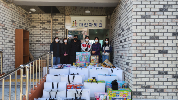 백동혁 대표(오른쪽에서 세 번째)와 회원들이 선물을 전달하며 기념사진을 촬영하고 있다.