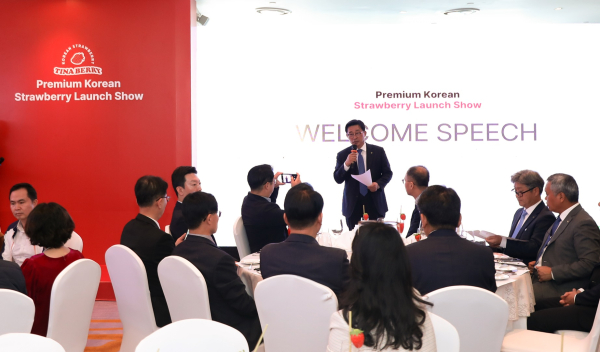 한국 신품종 프리미엄 딸기를 소개하는 김춘진 사장