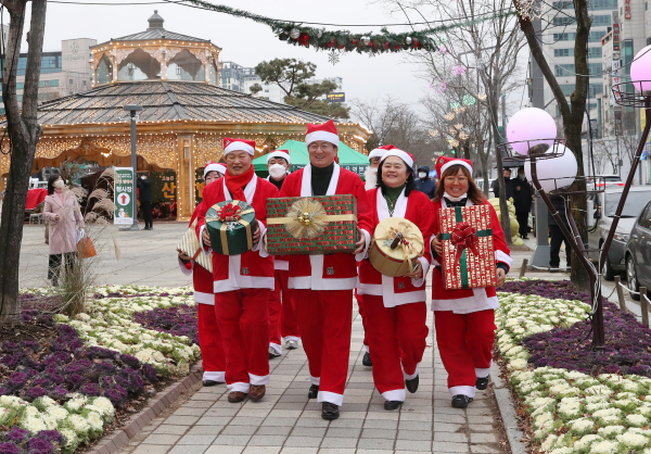 지난 15일 두드림공영장에서 정용래 유성구청장과 산타들이 산타 발대식 후 취약계층에게 선물을 전달하기 위해 힘차게 출발한다