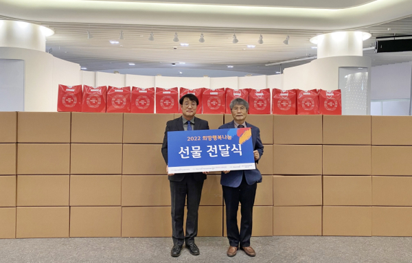 대전 지역 전달식에 참석한 (왼쪽부터)골프존문화재단 김윤길 사무국장, (사)대전광역시자원봉사센터 구자행 센터장이 기념 사진을 촬영하고 있다.