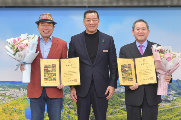 조웅래 ㈜맥키스컴퍼니 회장‧최종호 교수, 공주시 명예시민 위촉식 모습