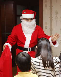 구청장이 산타 복장 입고 다양한 계층의 어린이들 찾아 행복꾸러미 선물