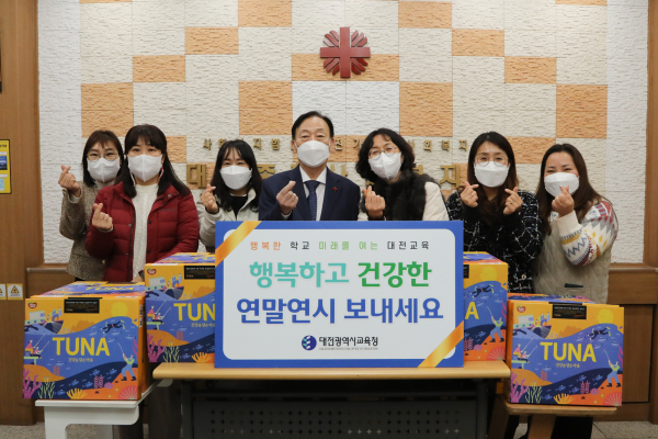 사회복지시설 방문하여 위문품 전달 모습