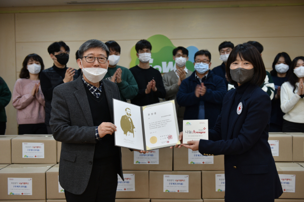 최재성(좌측) 한국산림복지진흥원 부원장이 21일 대전 서구 한국산림복지진흥원 대회의실에서 김정주 대한적십자사 대전세종지사 사무처장으로부터 적십자회원 유공장 금장을 전달받고 있다.