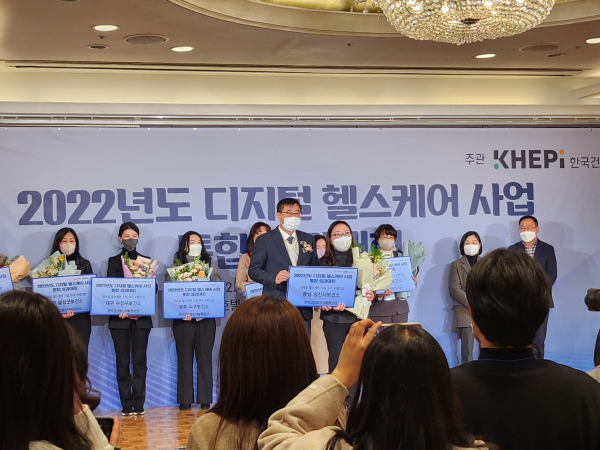 디지털 헬스케어 사업 통합 성과대회 우수 수행기관 상 수상 왼쪽부터 한국건강증진개발원장 조현장, 당진시보건소 건강증진팀 팀장 구자옥