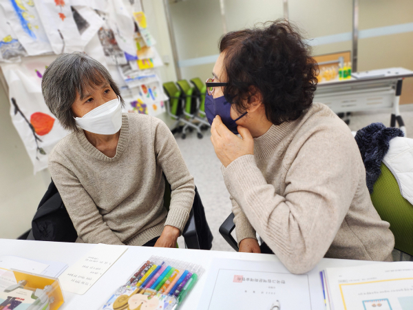 ‘시니어 긍정 마인드 그림책 시간여행’ 수업 모습