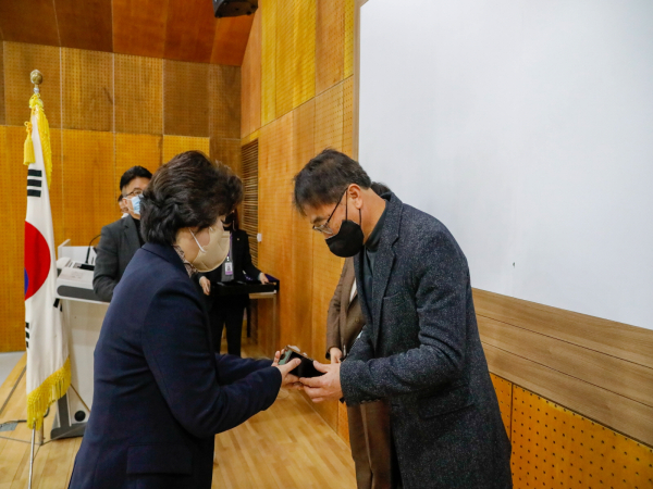 왼쪽 김은숙 충남도 건강증진식품과장, 부여군보건소 방수배 위생팀장