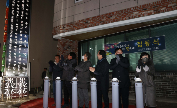 박희조 동구청장과 내빈들이 점등식 직후 박수를 치고 있다.