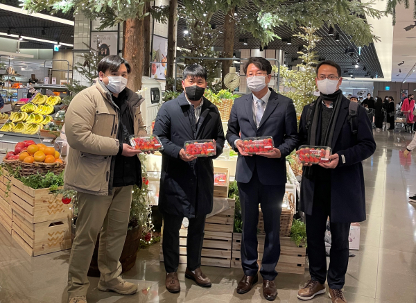 오른쪽부터 - 정용갑 소득작물팀장, 이승복 소장, 김우진 선임 현대백화점 상품본부 식품사업부 신선식품팀, 임승훈 주무관