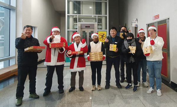지난 23일 취약계층 아동 대상 치킨·피자 배달에 나선 공직자들