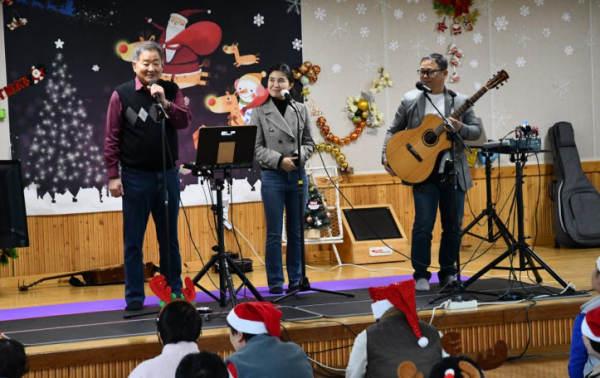 ㈜윤성ENG 신윤섭 회장과 통기타 부부듀엣 마음자리가 위문 공연을 펼치고 있다.